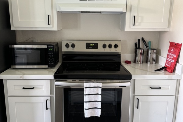 Microondas, horno, placa de cocina