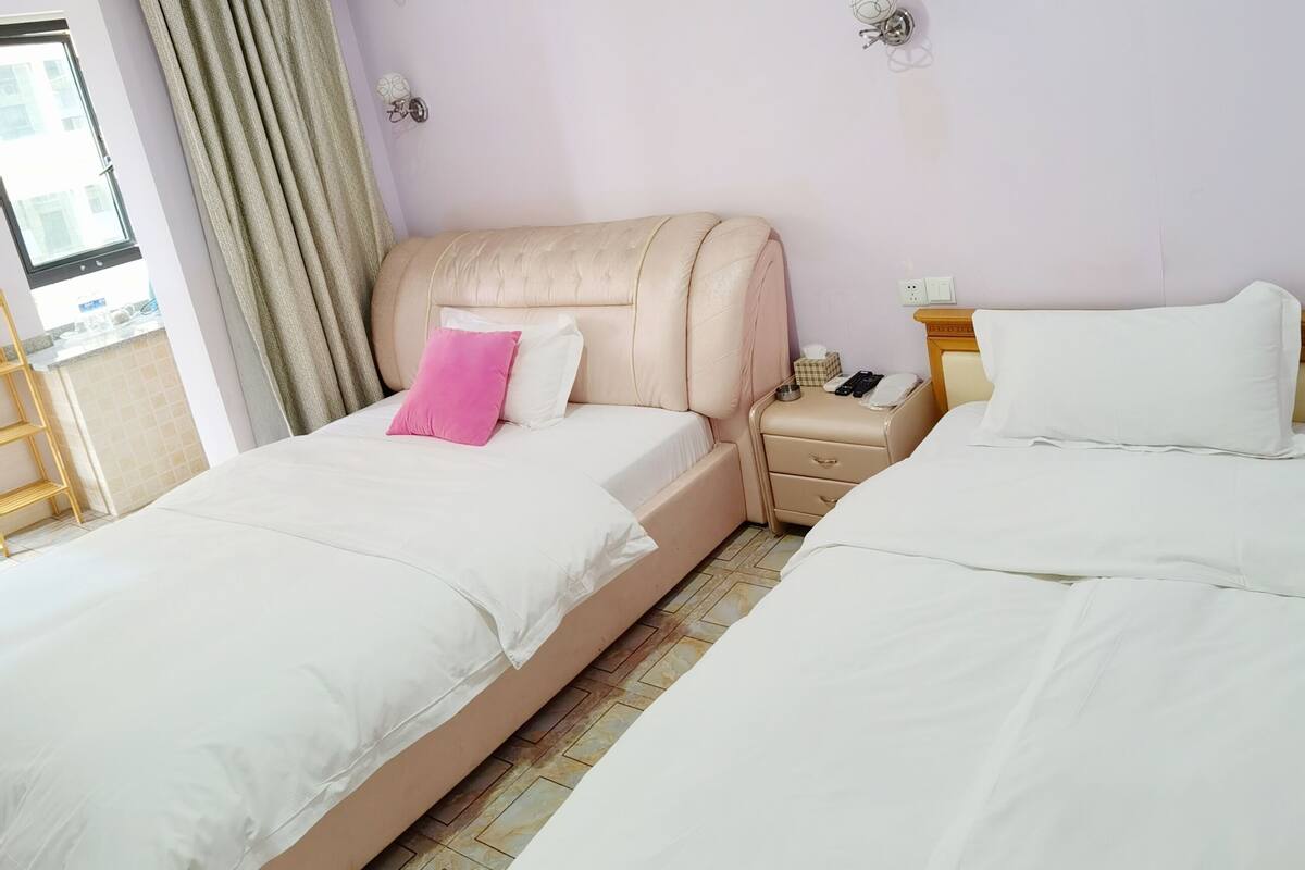 Chambre Économique Double ou avec lits jumeaux | Espace de travail pour ordinateur portable, Wi-Fi gratuit, draps fournis