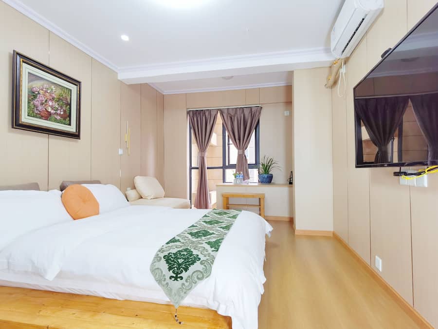 Quarto solteiro empresarial | Espaço de trabalho para notebook, Wi-Fi de cortesia, roupa de cama