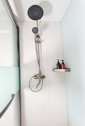 Chuveiro, chuveiro com efeito de chuva, produtos de toalete grátis 