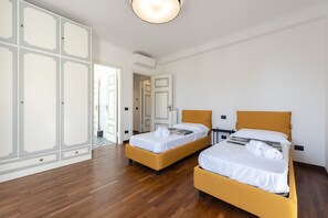 3 slaapkamers, een strijkplank/strijkijzer, gratis wifi, beddengoed