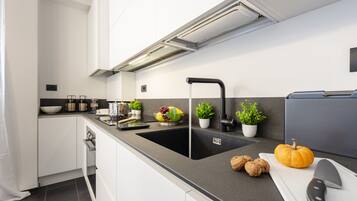 Réfrigérateur, micro-ondes, four, plaque de cuisson