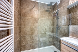 Douche, sèche-cheveux, serviettes fournies