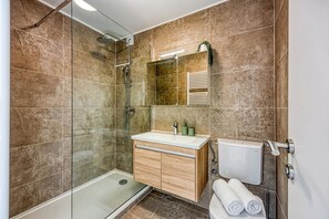 Dusche, Haartrockner, Handtücher