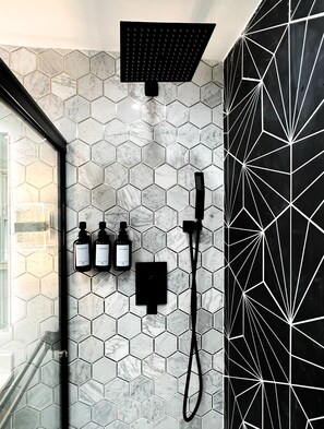 Secador de pelo, toallas, jabón, shampoo