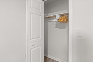 Interior - KING BED SUITE 2BR APARTMENT NO CLEANING FEE (Jersey City)