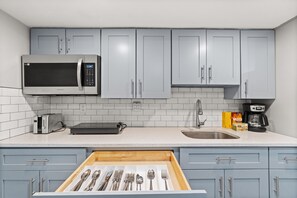 Fridge, microwave, stovetop, coffee/tea maker - KING BED SUITE 2BR APARTMENT NO CLEANING FEE (Jersey City)