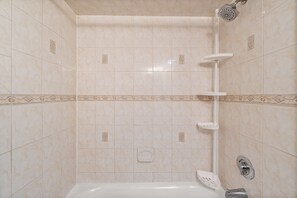 Haartrockner, Handtücher, Seife, Shampoo