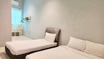 4 bedrooms, desk, blackout curtains, iron/ironing board