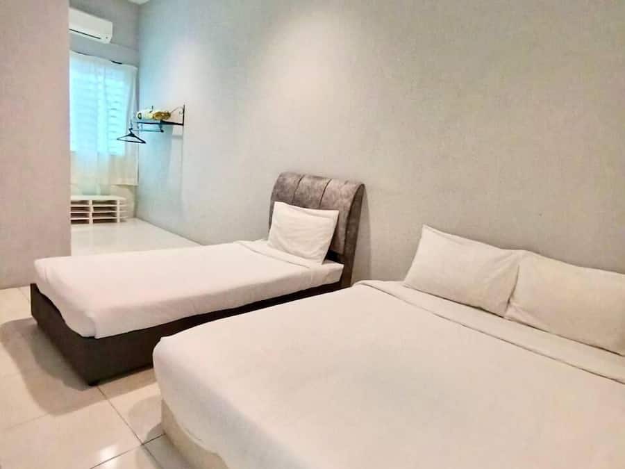 House | 4 bilik tidur, meja, langsir/tirai gelap terus, seterika/papan seterika