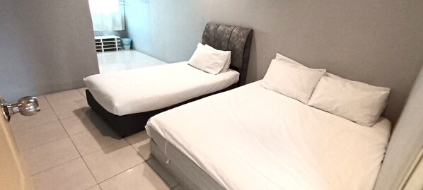 4 chambres, bureau, rideaux occultants, fer et planche à repasser