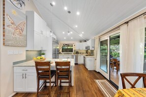 Fridge, microwave, oven, stovetop - ICC 22 Beautiful Cottage Perfect Tropical Vacation (Lahaina)