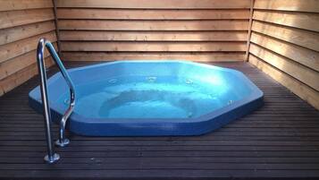 Hot tub, steam room
