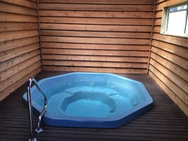 Indoor spa tub