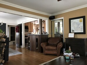 Luksusparitalo, patio, näköala pihalle | Oleskelualue | LCD-televisio, Netflix, Hulu, suoratoistopalvelut