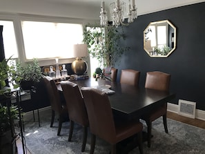 In-room dining - Beautiful Luxury Suite A Shorewood Home (Milwaukee)