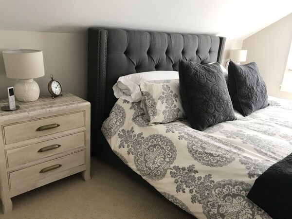Beautiful Luxury Suite A Shorewood Home - Milwaukee, WI