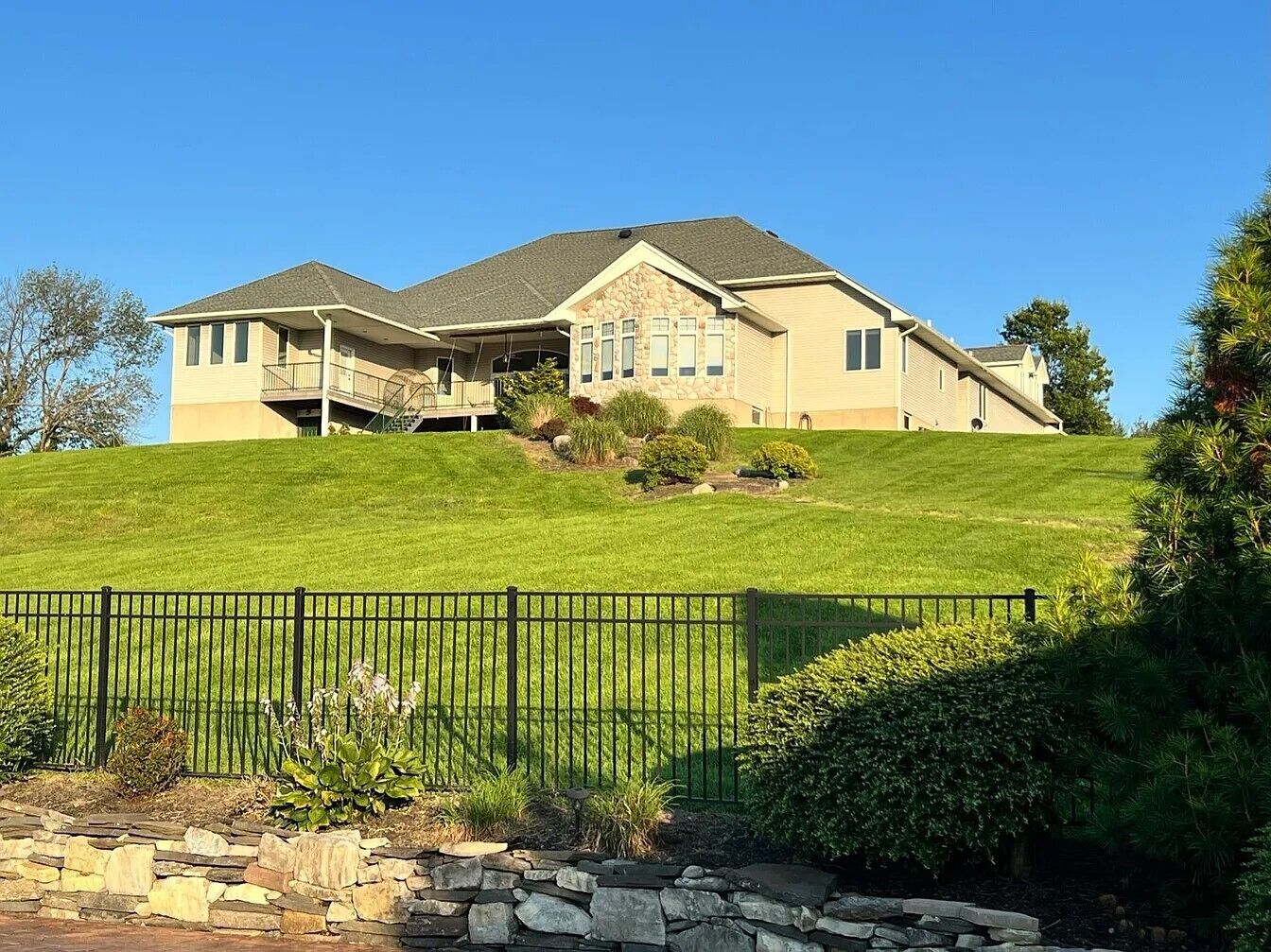 Spacious retreat with amazing views. Day trips to NYC, MetLife Stadium, Poconos.