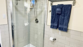 Douche, sĂšche-cheveux, serviettes fournies, savon