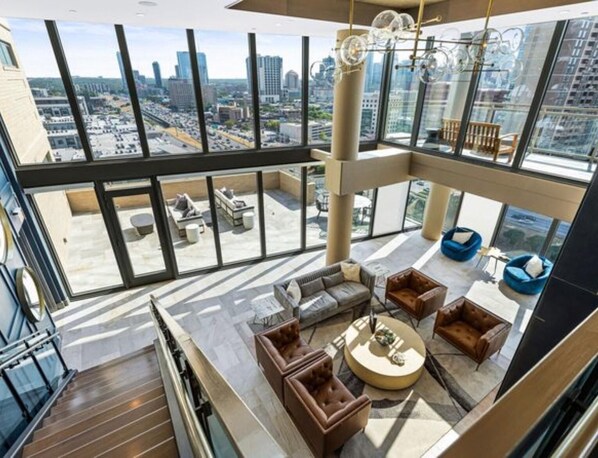 Smart TV - Beautiful studio with rooftop patio with 2 swimming pools, basketball court (Austin)