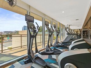 Fitness facility - Beautiful studio with rooftop patio with 2 swimming pools, basketball court (Austin)