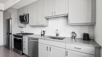 冰箱、微波炉、烤箱、炉灶