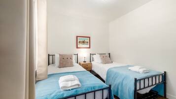 1 habitación, tabla de planchar con plancha, wifi y ropa de cama