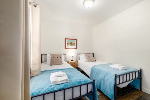 'Treehouse' in the Redwoods - sleeps 4!