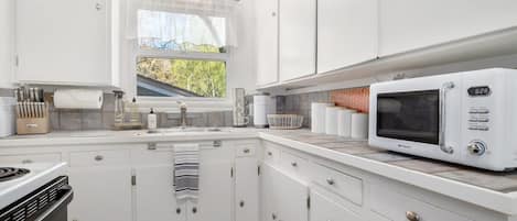 Frigorífico, microondas, horno y placa de cocina