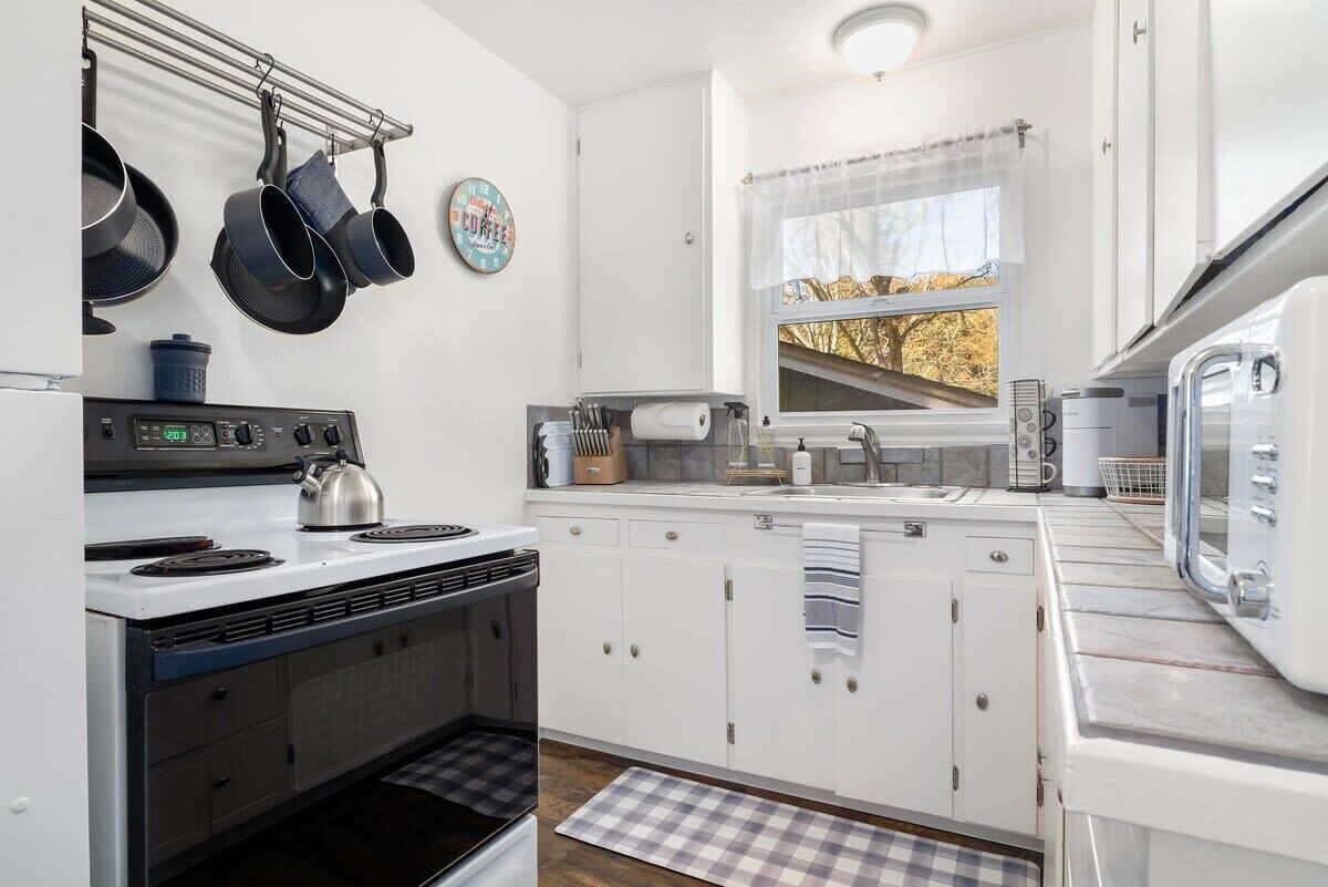Coffee/tea maker, fridge, microwave, oven