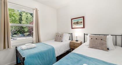 'Treehouse' in the Redwoods - sleeps 4!