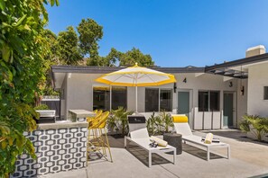 Outdoor dining - Luxurious Tennis Club Bungalow 2 with Mountain Views and Walks to Downtown Palm Springs! (Palm Springs)