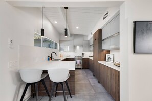 Réfrigérateur, four à micro-ondes, un four, surface de cuisson