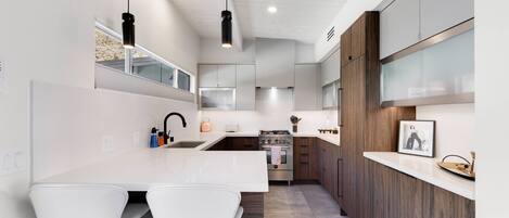 冷蔵庫、電子レンジ、オーブン、コンロ