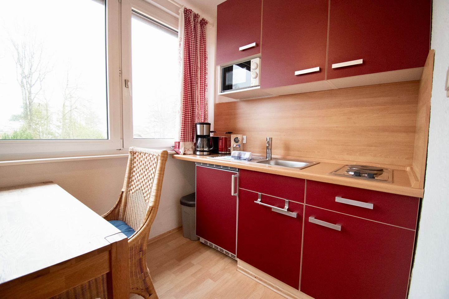 Kühlschrank, Wasserkocher mit Kaffee-/Teezubehör, Wasserkocher