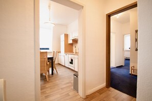 Fridge, microwave, oven, stovetop - Villa Wilhelma Apartment 21 - Villa Wilhelma Strandallee 146 (Timmendorfer Strand)