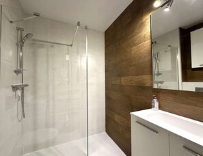 Bathroom - Air-conditioned studio cabin with sea view, for 4 people with pool on the Giens peninsula in Hyères (HYERES)