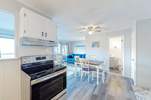 Réfrigérateur, micro-ondes, four, plaque de cuisson