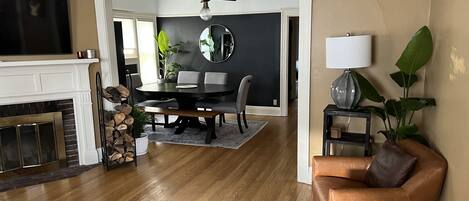 Luxe appartement | Woonruimte | Lcd-televisie, een open haard, Netflix en Hulu