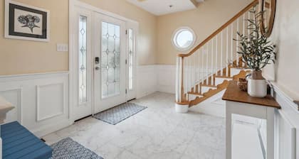 Sandy Toes | Ocean Views | Steps to Beach | Deck