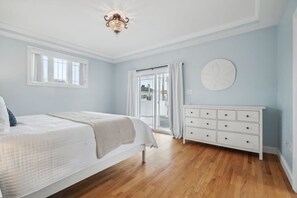 4 bedrooms, desk, iron/ironing board, WiFi