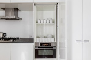 Kjøleskap, mikrobølgeovn, ovn og kokeplater