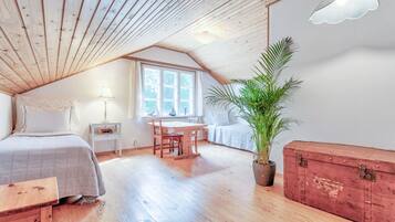 3 bedrooms, desk, travel cot, WiFi