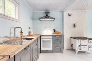 Jääkaappi, uuni, liesi, astianpesukone