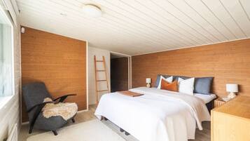 4 bedrooms, iron/ironing board, travel cot, free WiFi