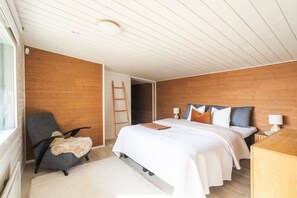 4 bedrooms, iron/ironing board, travel crib, free WiFi