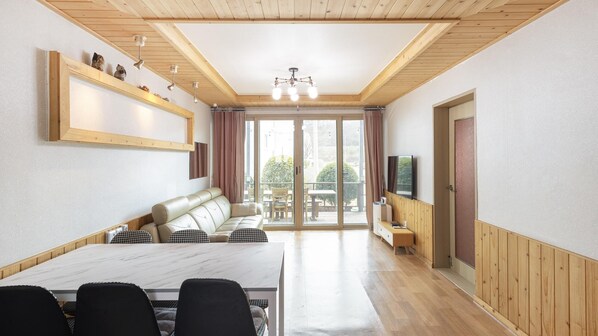 Basic Room, 2 Bedrooms (101) | 1 bedroom, free WiFi - Suncheon Romance Pension (Suncheon)