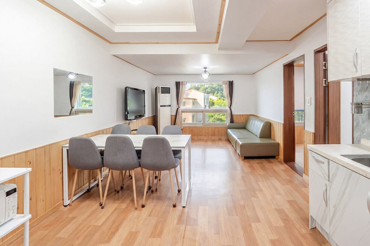 Basic Room, 2 Bedrooms (301) | 1 bedroom, free WiFi