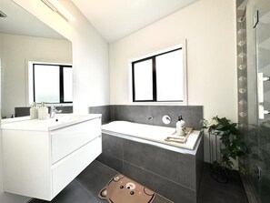 Hair dryer, towels, soap, shampoo - Modern Comfy 3 Bedrooms House in Chartwell (Hamilton)