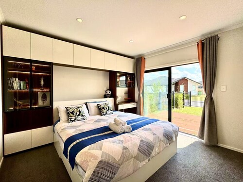 Modern Comfy 3 Bedrooms House in Chartwell